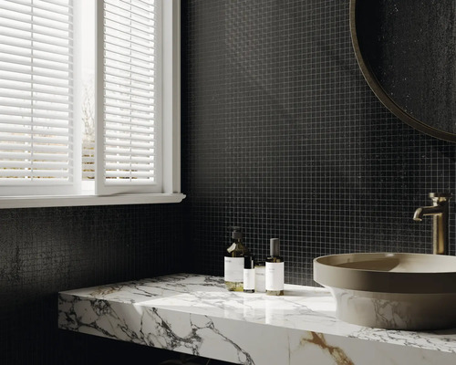 Salle de bain moderne avec mosaïque, vasque en marbre et miroir rond