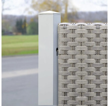 Zaunpfosten aus Metall mit Abdeckkappe, verbunden mit einem geflochtenen Sichtschutzzaun aus Polyrattan.