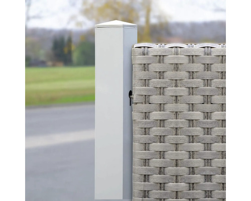 Zaunpfosten aus Metall mit Abdeckkappe, verbunden mit einem geflochtenen Sichtschutzzaun aus Polyrattan.