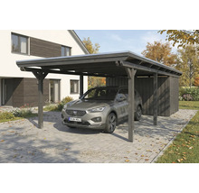 Voiture sous une clôture en bois sombre avec remise à outils