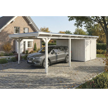 Scène avec abri de voiture en bois et une voiture garée dans une cour pavée.