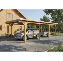 Carport en bois avec voiture et remorque devant une maison