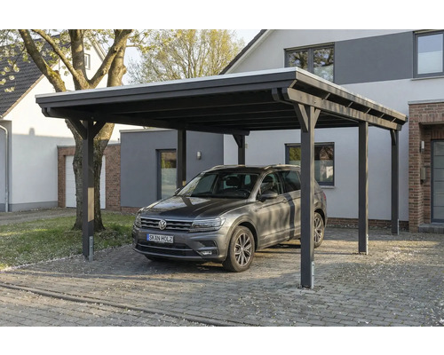 Carport en bois avec voiture dans l'allée devant une maison