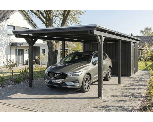 Voiture sous un carport en bois avec abri de jardin