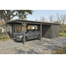 Carport avec remise et voiture garée sur sol pavé