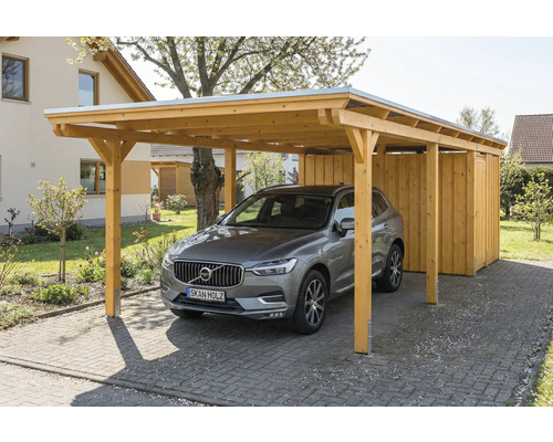 Voiture sous un abri de voiture en bois avec remise à outils