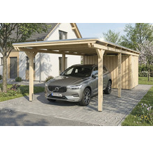 Abri de voiture en bois avec remise et voiture sur une allée pavée