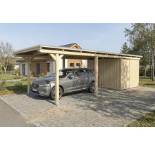 Voiture sous un carport avec remise à outils en bois