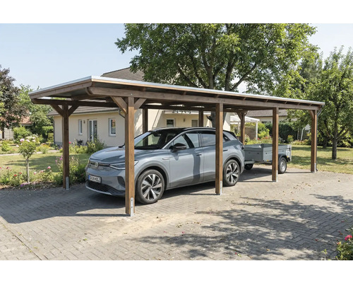 Voiture sous un abri de voiture ouvert en bois avec toit plat