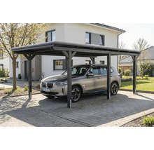 Voiture sous un carport en bois
