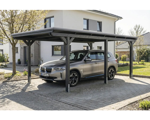 Voiture sous un carport en bois