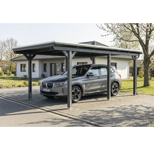 Voiture grise sous un abri de voiture devant une maison