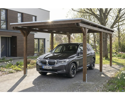 Voiture sous un abri de voiture en bois