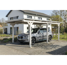 Voiture sous un carport en bois devant une maison