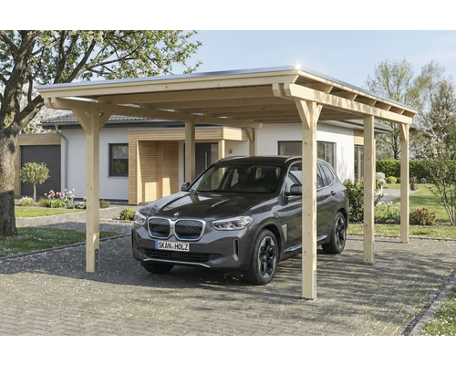 Voiture sous un carport en bois