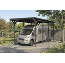 Camping-car sous un carport en bois dans le jardin.