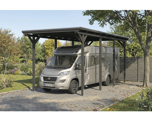 Camping-car sous un carport en bois dans le jardin.