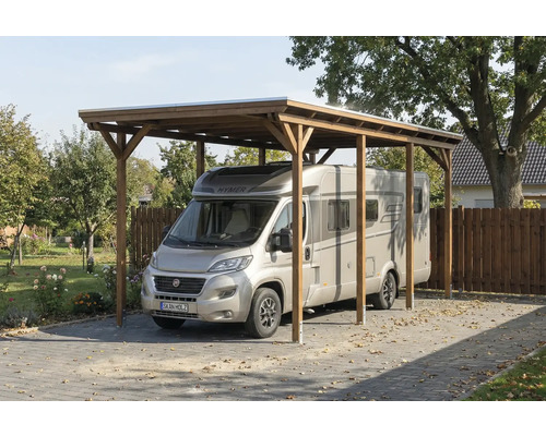 Camping-car sous un carport en bois