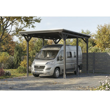 Camping-car sous un carport en bois dans le jardin