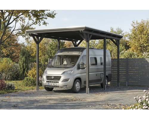 Camping-car sous un carport en bois dans le jardin