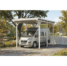 Camping-car sous un abri de voiture en bois dans le jardin