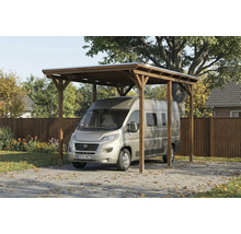 Wohnmobil unter einem Holzcarport auf einem Grundstück