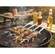 Scène de barbecue avec des brochettes grillées sur un barbecue au charbon de bois, des sauces et des boissons à l'extérieur