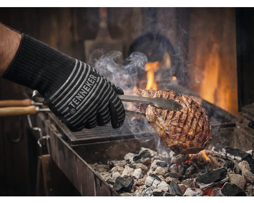 Gant de barbecue avec viande sur le grill