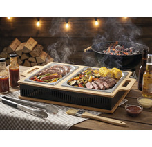 Scène avec barbecue, chauffe-plat avec des grillades, des sauces, des boissons et une pince à barbecue.