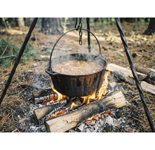 Kettle au-dessus du feu de camp pour cuisiner en plein air