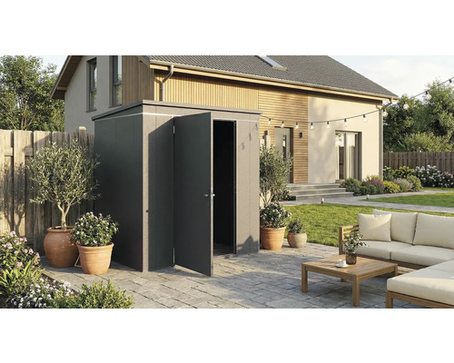 Scène de jardin avec abri de jardin, meubles de jardin et plantes sur la terrasse.