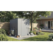 Scène de jardin avec abri de jardin, brouette et outils de jardin