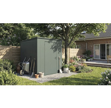 Scène de jardin avec abri de jardin, brouette et outils de jardin devant une maison