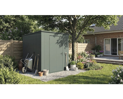 Scène de jardin avec abri de jardin, brouette et outils de jardin devant une maison