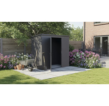 Jardin avec abri de jardin en métal, brouette, bêche et fleurs