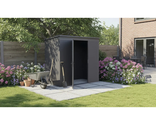 Jardin avec abri de jardin en métal, brouette, bêche et fleurs