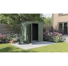 Scène de jardin avec abri de jardin métallique, brouette et outils de jardin devant un parterre de fleurs