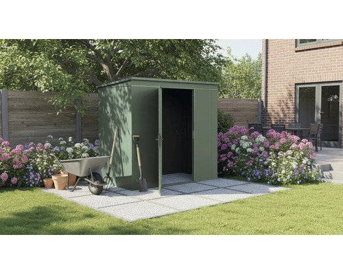 Scène de jardin avec abri de jardin métallique, brouette et outils de jardin devant un parterre de fleurs