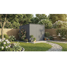 Scène de jardin avec un abri de jardin gris, entouré de parterres de fleurs et d'un chemin pavé.