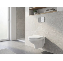 Hänge-WC in einem Badezimmer mit Fliesenwand und Fenster