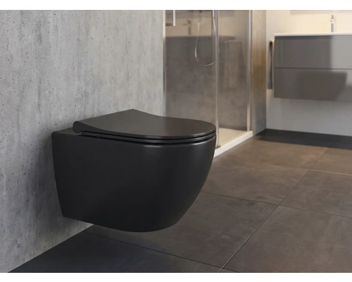 WC suspendu dans une salle de bains lumineuse avec douche et lavabo