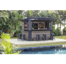 Bar d'extérieur avec tabourets sur terrasse en bois près de la piscine