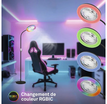 Scène d'une pièce avec une chaise de jeu, un bureau et un lampadaire avec fonction de changement de couleur.