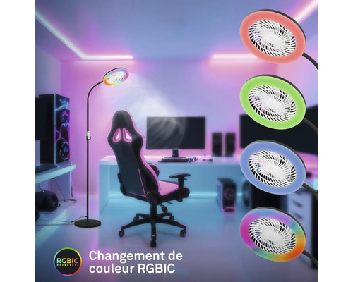 Scène d'une pièce avec une chaise de jeu, un bureau et un lampadaire avec fonction de changement de couleur.