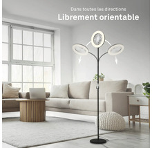 Lampadaire avec trois ventilateurs pivotants dans un salon.