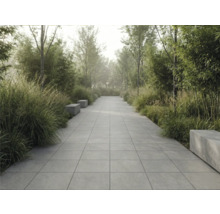 Allée de jardin avec pavés carrés et bancs