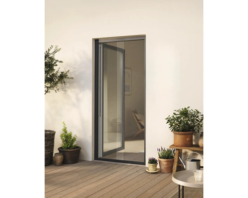 Terrasse mit geöffneter Schiebetür, Pflanzen und Gartenmöbeln