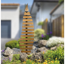 Gartenstele aus Holz in Blattform, bestehend aus waagrechten Lamellen an einem Mittelstab, platziert in einem Steingarten mit Pflanzen.