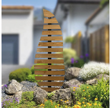 Gartendekoration aus waagerechten Holzlamellen in Blattform an einem schwarzen Metallstab, platziert in einem Garten mit Steinen und Pflanzen.