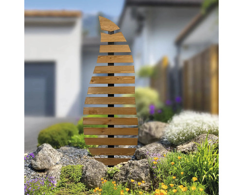 Gartendekoration aus waagerechten Holzlamellen in Blattform an einem schwarzen Metallstab, platziert in einem Garten mit Steinen und Pflanzen.